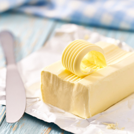 Kulinarski trik za koji vam niko nije rekao: Evo zašto domaćice prekrivaju maslac čašom